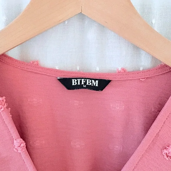 Chic Pink Maxi Dress with Textured Design - Picture 4 of 4